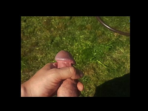 ❤️ O bunăciune fierbinte își face sex cu păsărica roz și ejaculează cu un squirt într-o grădină de vară ️❌ at us ❌️