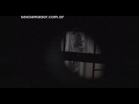❤️ Blondina este filmată în secret de un voyeur din cartier ascuns în spatele unor cărămizi goale ️❌ at us ❌️